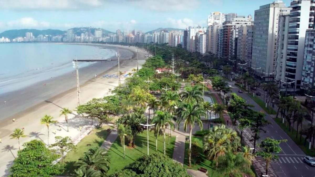 O jardim da orla apresenta tonalidades, texturas e aromas diferentes em seus 1.300 canteiros, floreiras e vasos