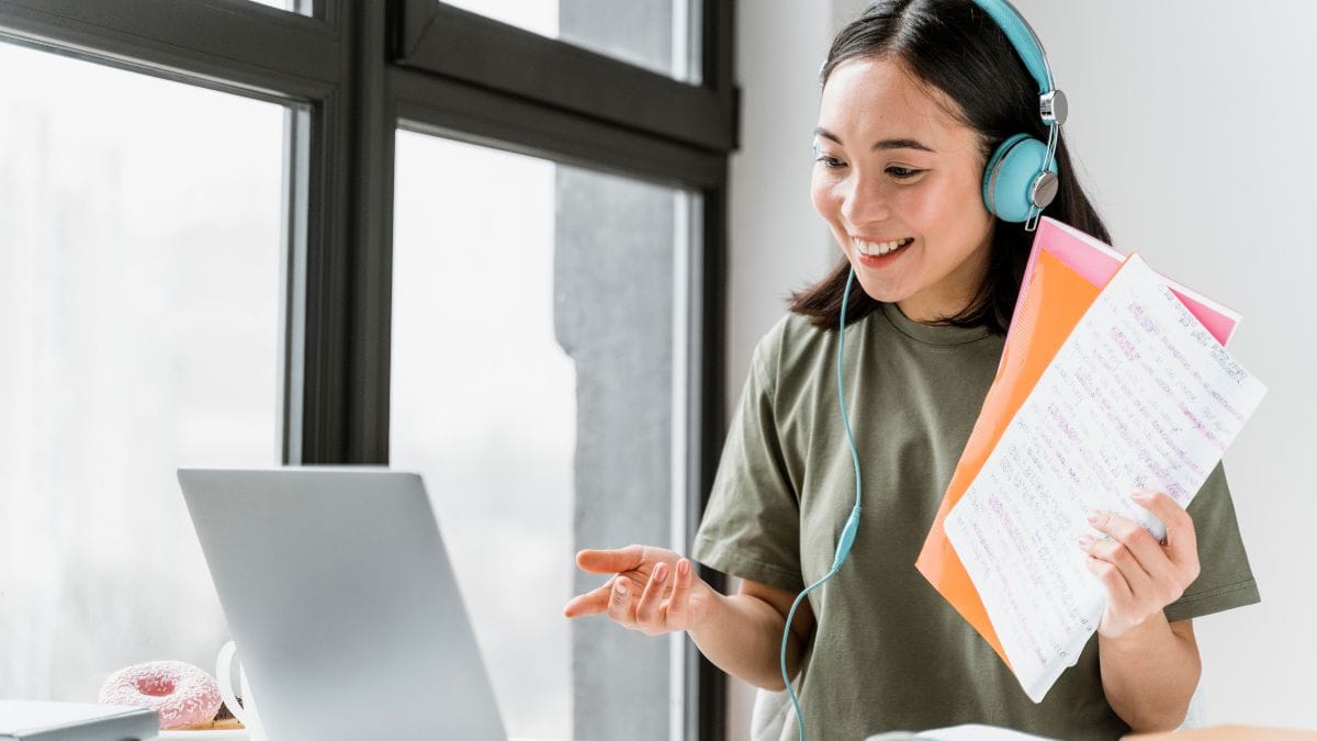 educação a distância permite que cada aluno organize seu tempo, conecte-se com conteúdos de qualidade e avance na carreira. Créditos: Freepik.