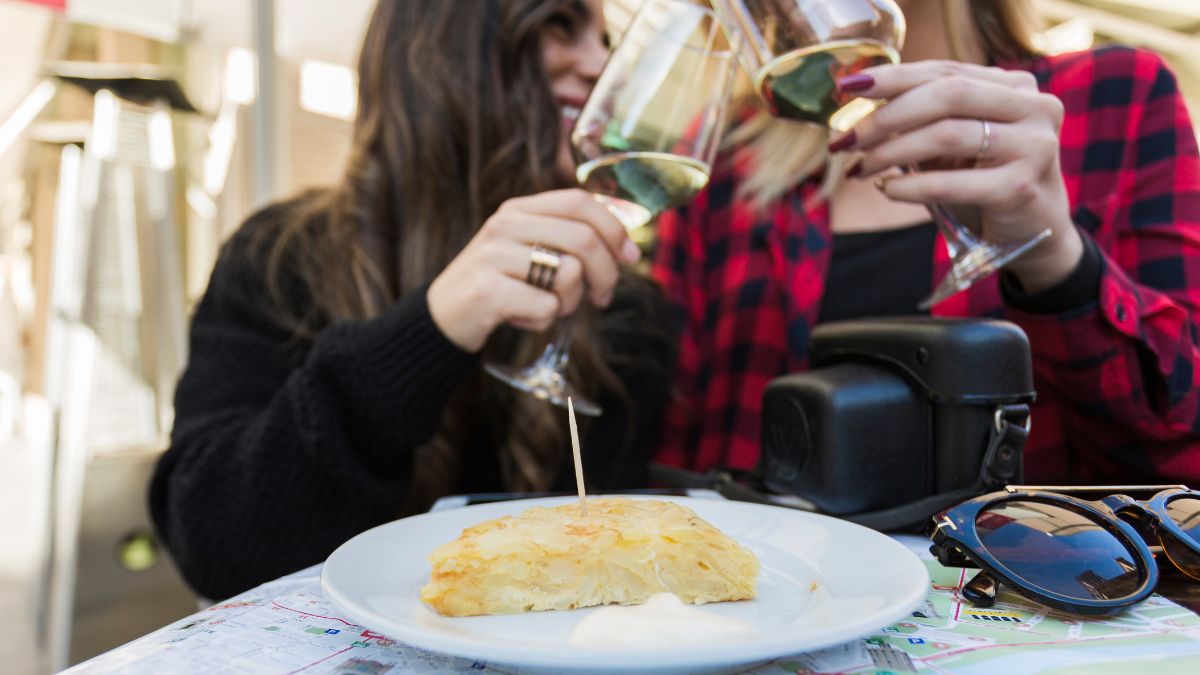 Degustar vinhos argentinos é mergulhar em sabores únicos e apreciar a tradição das vinícolas locais, sem estourar o orçamento. / Créditos: Freepik