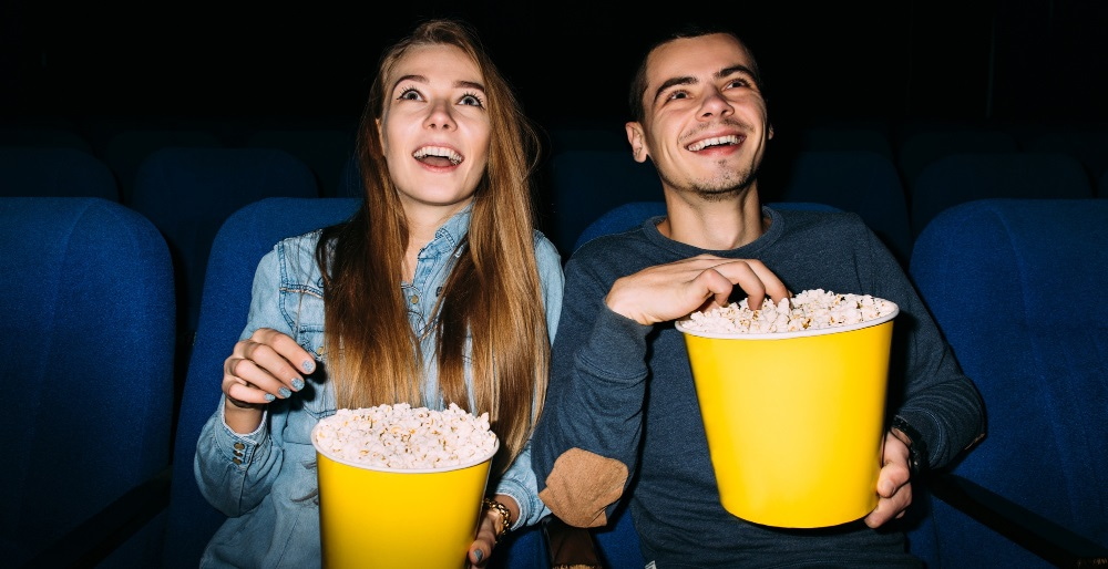 Ainda mais, existe uma etiqueta que define quem tem o direito sobre os apoios de braço