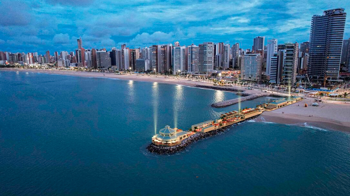 Para quem deseja morar no Nordeste, Fortaleza, capital do Ceará, oferece uma excelente relação entre qualidade de vida e custo de moradia. Beach Park/Divulgação