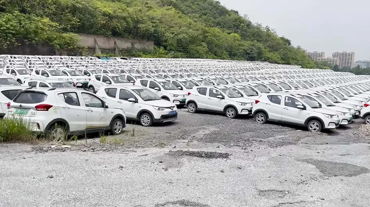 Outros foram descartados tão rapidamente que ainda guardam pelúcias e pertences pessoais dentro