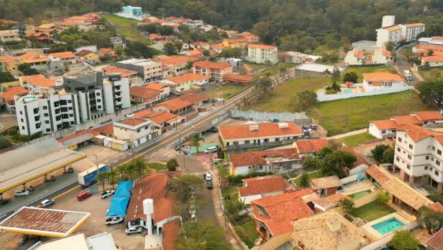 O município possui clima tropical e média anual de 21,2 °C