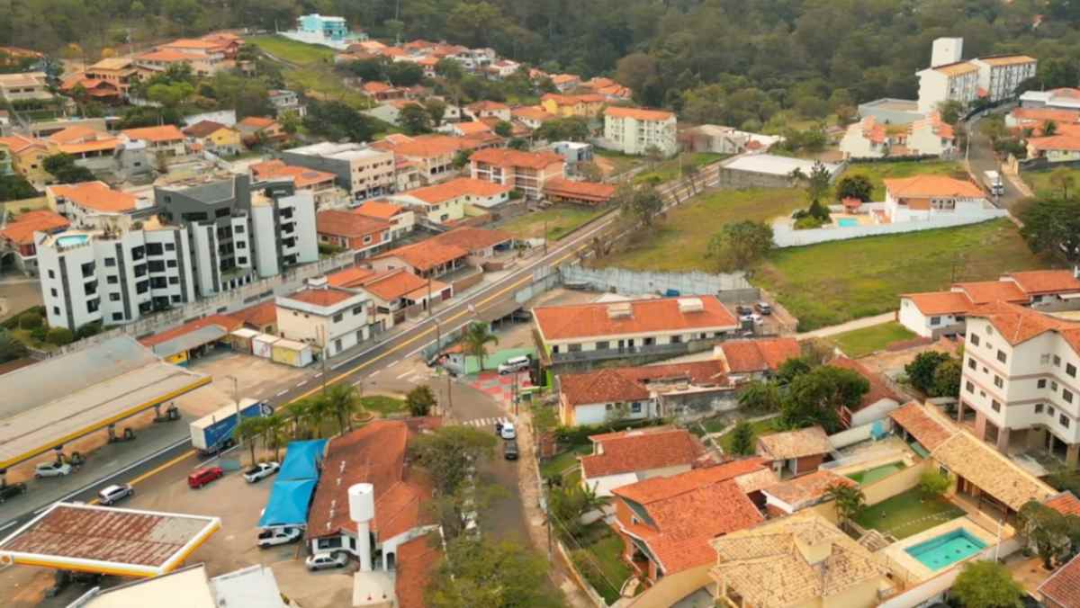 O município possui clima tropical e média anual de 21,2 °C