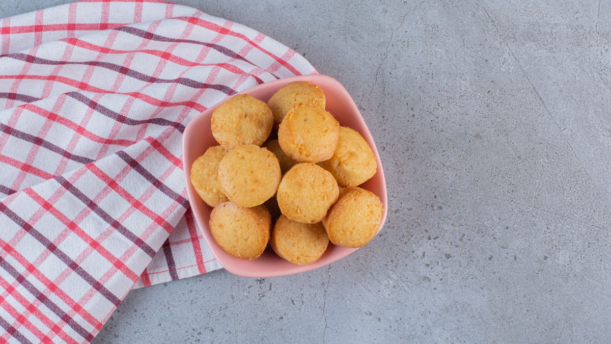 Além da relevância econômica, o pão de queijo também ocupa um lugar especial na cultura local. Em reconhecimento à sua importância, foi criado o Dia Municipal do Pão de Queijo, celebrado em 5 de julho. (Freepik)
