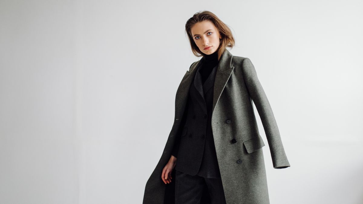 O inverno de 2025 marca uma mudança significativa nas tendências de moda, com a substituição das jaquetas puffer por peças mais elegantes e estruturadas / Freepik/bristekjegor