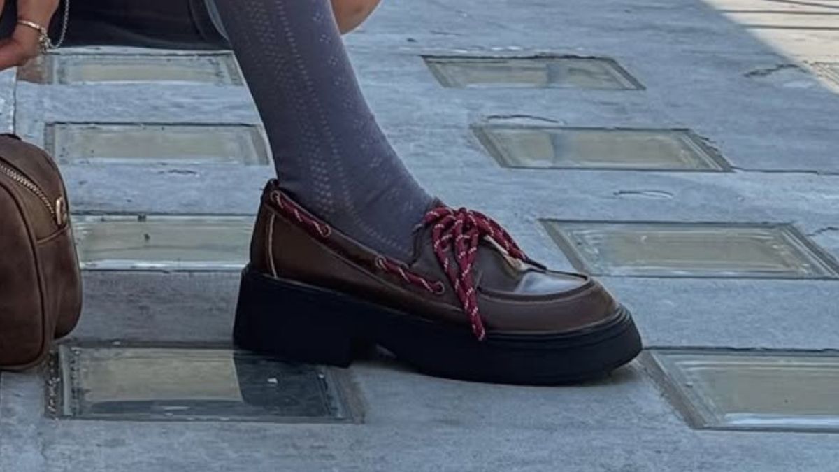 Durante o inverno, muitas mulheres trocam tênis por botas buscando proteção e estilo, mas a grande surpresa da temporada de 2025 foi a ascensão dos mocassins como tendência / @mulbada/Instagram