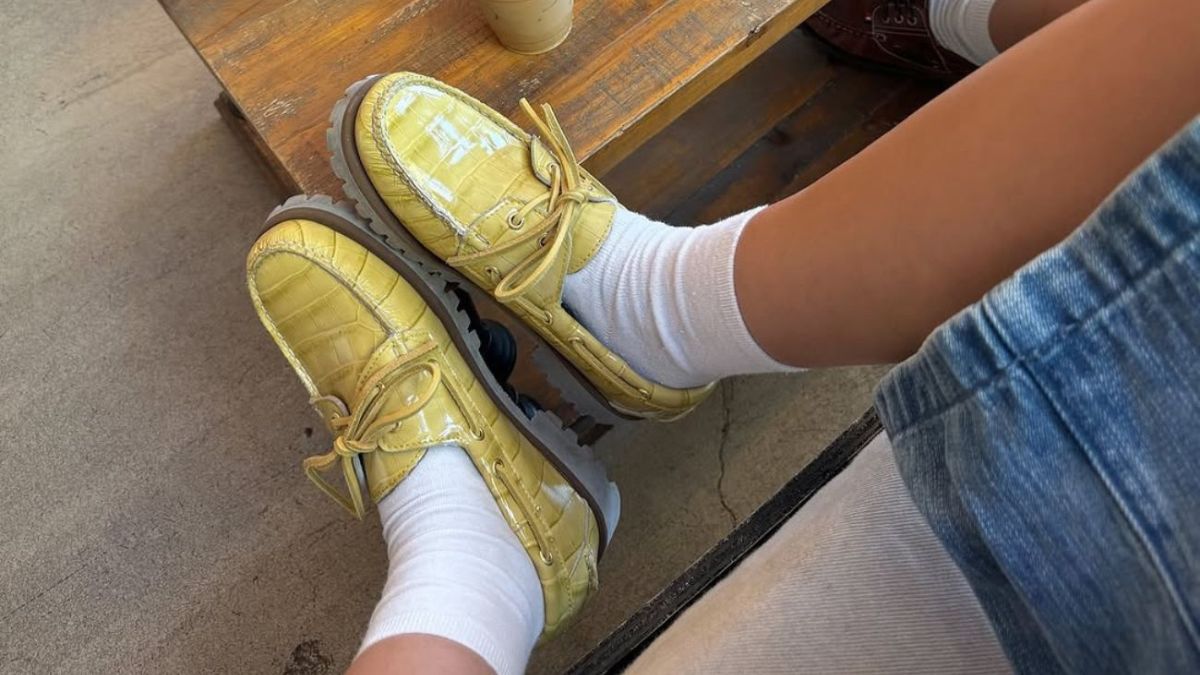 Os mocassins retornaram ao cenário da moda com força, aparecendo em looks urbanos, ambientes profissionais e redes sociais, destacando-se como uma opção mais elegante que os tênis e mais confortável que as botas / @sofiamcoelho/Instagram