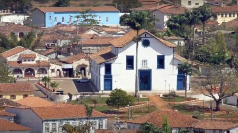 Esse título não é apenas simbólico: Paracatu impressiona pela escala de sua produção. Com mais de dez fábricas especializadas, a cidade atinge a marca de 500 mil pães de queijo produzidos todos os meses. (Fotos: Reprodução Youtube / CityGlobeTour)