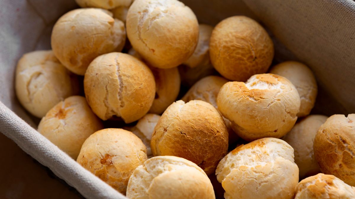 O pão de queijo também ocupa um lugar especial na cultura local