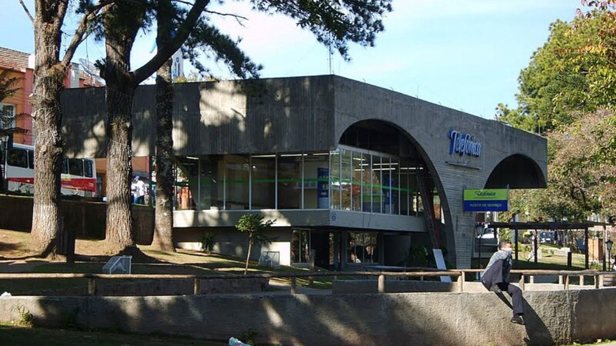 A cidade atrai milhares de turistas durante o ano todo, mas é no inverno que ela se transforma em um dos destinos mais disputados do país. Durante essa estação, ruas como as da Vila Capivari, principal centro turístico, ganham vida com visitantes circulando em trajes elegantes, saboreando fondues, chocolates quentes e outros pratos típicos da estação. / Delmo 13/Wikimedia Commons
