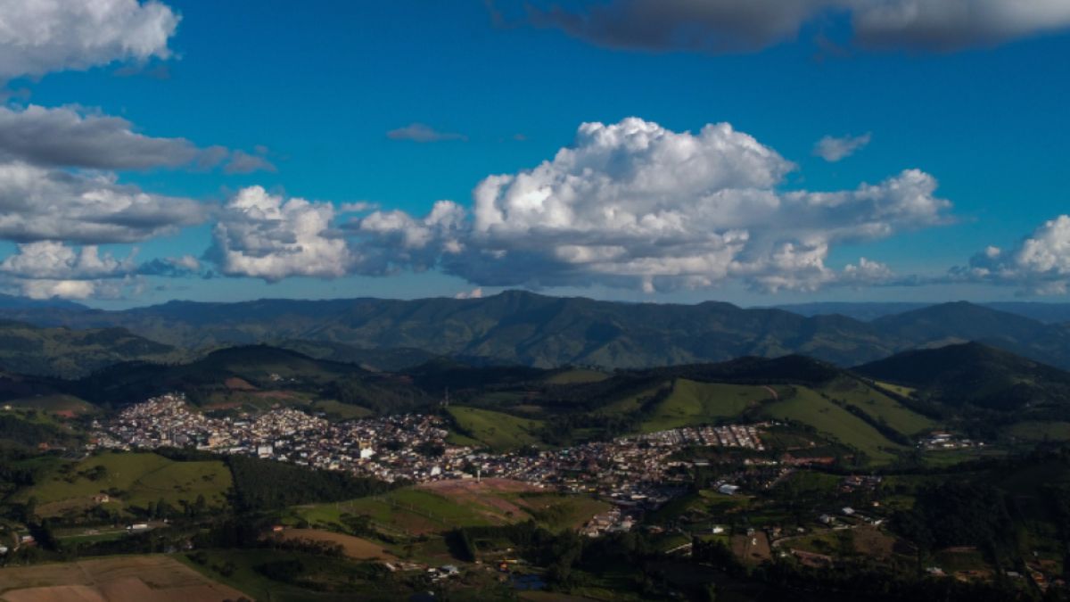 As ruas tranquilas, o ar puro da montanha e a hospitalidade típica do interior mineiro