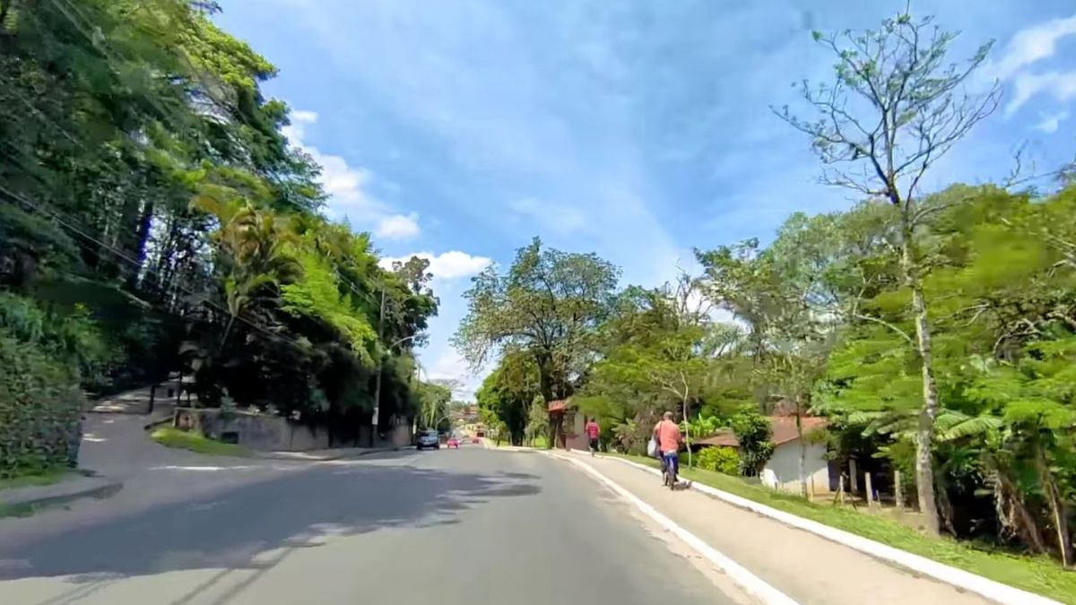 Durante o verão, os termômetros registram temperaturas máximas médias em torno de 24,6°C