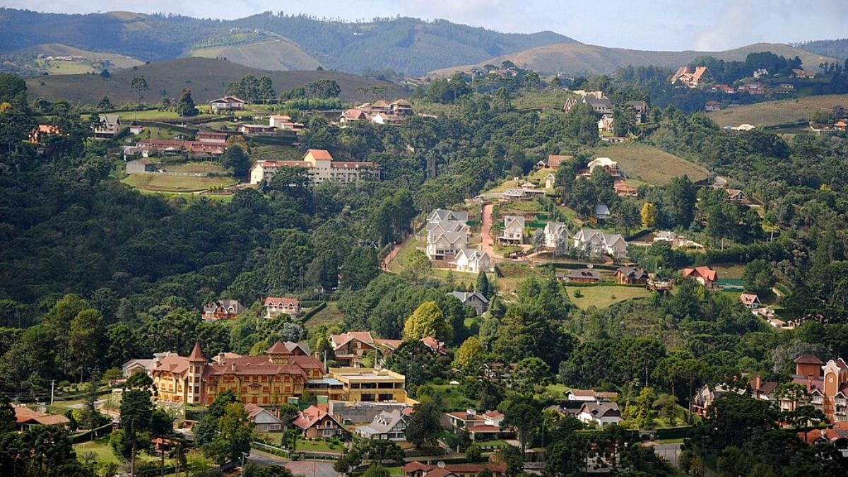 O frio, o charme das construções em estilo europeu e a excelente infraestrutura tornam a cidade ideal para casais, famílias e viajantes em busca de momentos inesquecíveis. / Leandro Neumann Ciuffo/Flickr/Wikimedia Commons