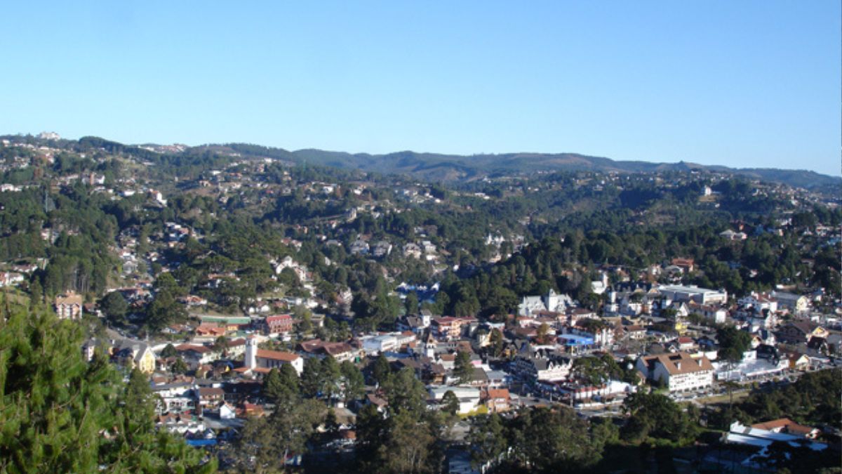 A arquitetura é um dos grandes atrativos de Campos do Jordão. Chalés com telhados inclinados, fachadas de madeira e jardins bem cuidados criam uma paisagem que remete diretamente às pequenas cidades da Suíça ou da Alemanha. / Carolina B./Wikimedia Commons