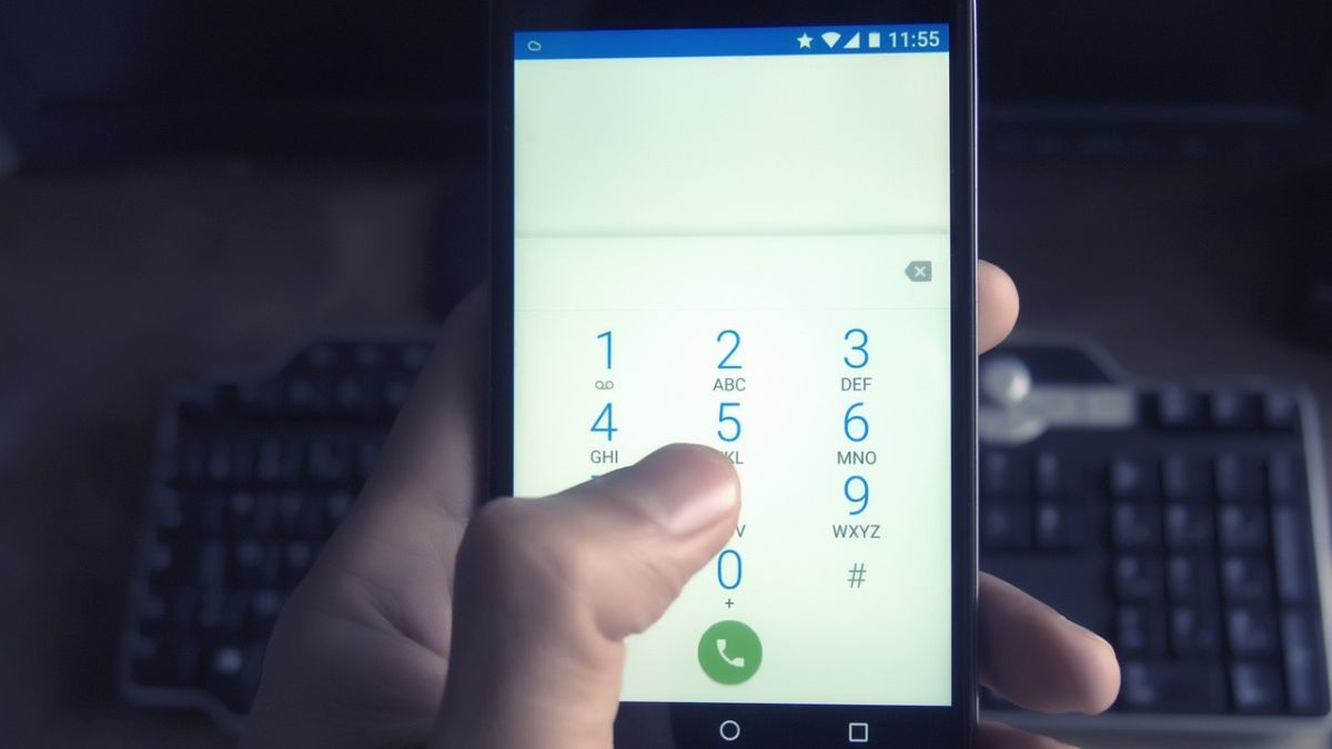 Com a facilidade no envio de mensagens, novos hábitos surgiram entre os jovens, desde trocar mensagens e flertar com conhecidos até enviar torpedos aleatórios / Freepik