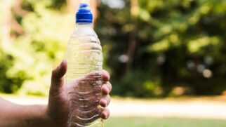 Todas as garrafas de PET comercializadas na União Europeia deverão conter pelo menos 25% de plástico reciclado