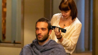 Em uma cena marcada pela emoção, Afonso resolve raspar o cabelo antes do início da quimioterapia