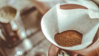 Apesar desse movimento que agrada qualquer consumidor, o café ainda vive um período de alta de 41,46% em 2025 e de 70,51% nos últimos 12 meses