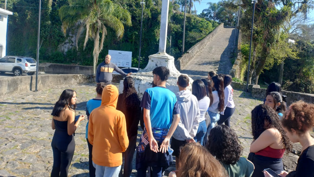 Alunos visitam pontos históricos como o Convento, a Igreja Matriz e o Museu Conceição, em Itanhaém