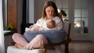 Existem muitas dúvidas sobre como é a amamentação para mulheres com silicone