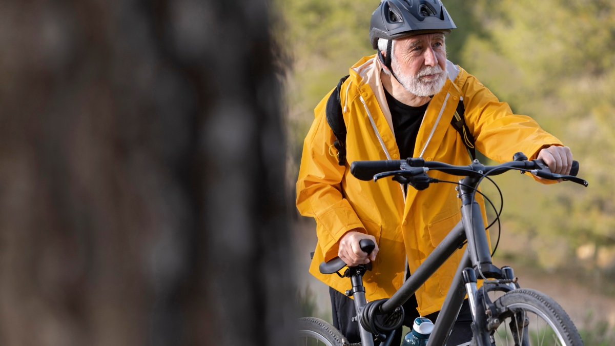 Novo estudo sugere que benefícios do ciclismo vão além da força muscular e atingem o sistema nervoso
