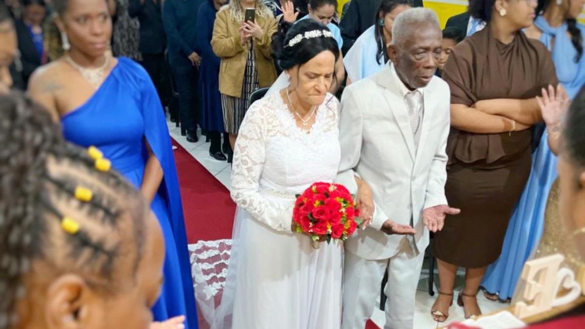 David e Ester se sentem felizes ao realizar o sonho de se casar na igreja em Mongaguá