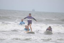 Pai e filho celebram um elo fortalecido com amor e uma motivação que os leva adiante, juntos, sobre as ondas: o surfe