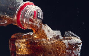Segundo os pesquisadores, consumir duas ou mais bebidas açucaradas por dia pode dobrar as chances de desenvolver câncer de intestino antes dos 50 anos