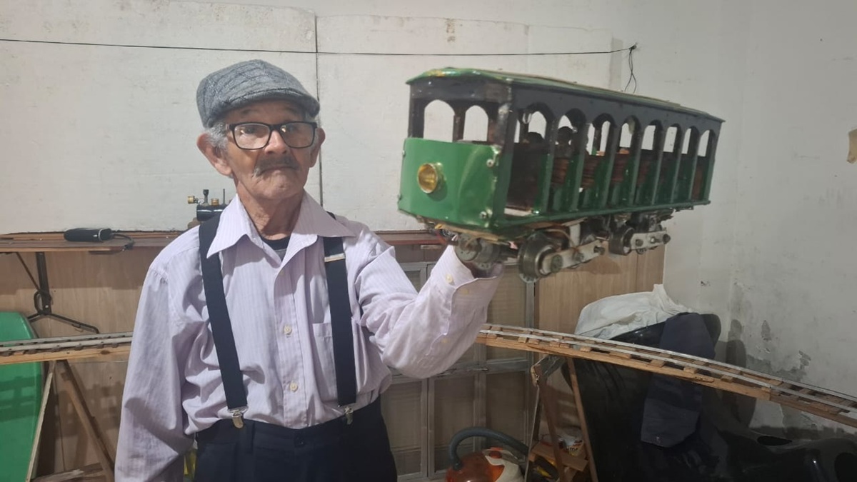Darci Nunes, de 83 anos, é apaixonado por ferreomodelismo e cria miniaturas há mais de 40 anos (Nair Bueno/DL)