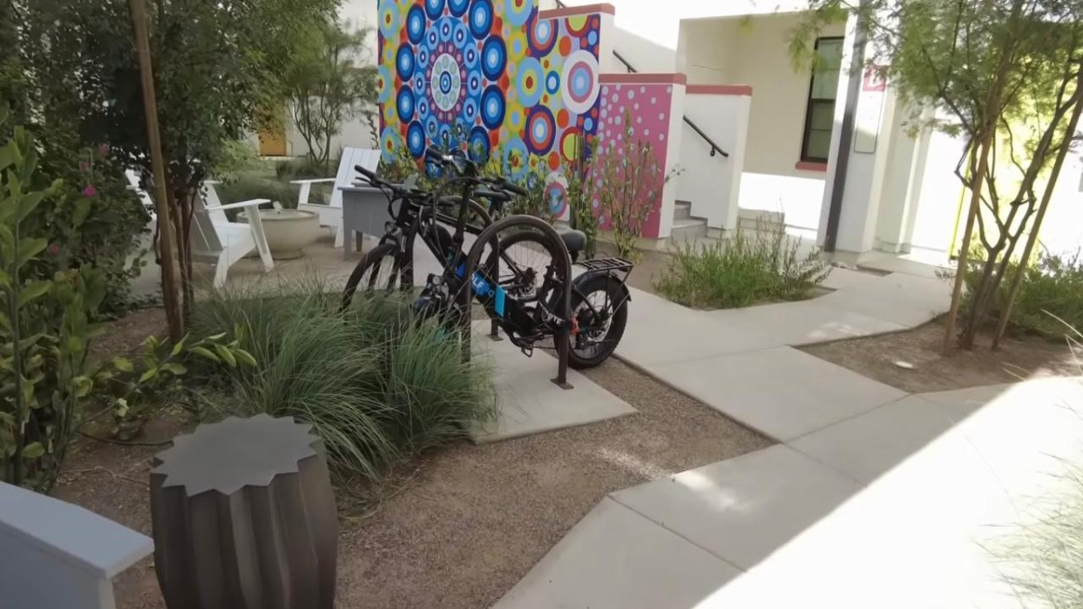 Em um deserto de automóveis, surge uma comunidade que inspira um futuro com mais bem-estar