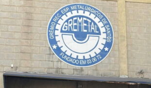 Após passar pelo Gremetal, Neymar Jr rapidamente se destacou nas categorias de base da Portuguesa Santista e, depois, no Santos Futebol Clube, onde despontaria para o mundo