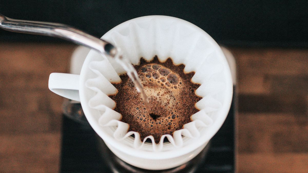 A ingestão regular de café pela manhã pode contribuir para o funcionamento intestinal saudável, segundo pesquisadores. Créditos: Freepik