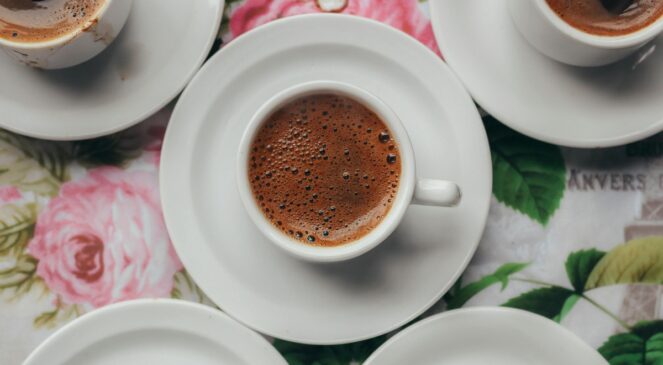 Escolha pelo café sem adoçantes está ligada a traços como disciplina, autenticidade e consciência ambiental