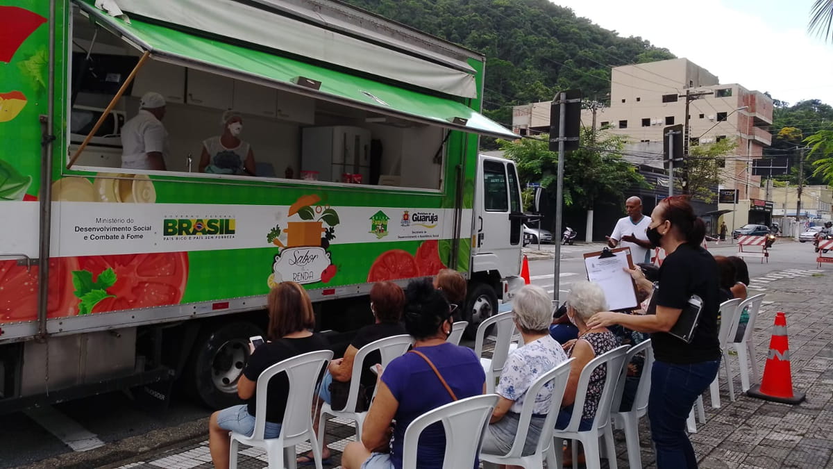 As atividades ensinam a preparar receitas saudáveis, econômicas e acessíveis, utilizando alimentos in natura ou minimamente processados