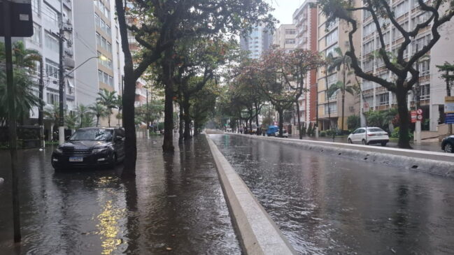 Canal 3 permanece praticamente submerso, assim como as ruas laterais, em ambos os sentidos