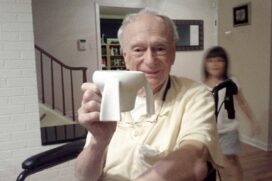 A caneca que a Lily criou em 2014 para ajudar o avô com Parkinson
