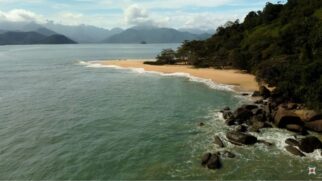 Mar cristalino e areia branca em ilha de fácil acesso