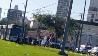 Até o momento o trecho na estação Ana Costa está interditado nos dois sentidos.