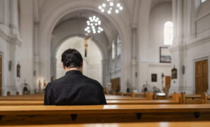 Embora o Brasil conte com mais de 300 dioceses, apenas cerca de 46 padres estão oficialmente autorizados a realizar exorcismos, evidenciando o descompasso entre a demanda e a estrutura pastoral disponível
