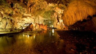 Caverna oferece aos visitantes uma estrutura segura, com passarelas e iluminação artificial