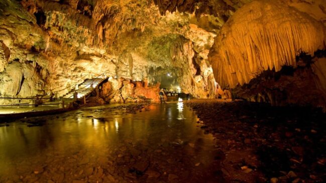 Caverna oferece aos visitantes uma estrutura segura, com passarelas e iluminação artificial