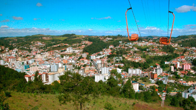 Cercada por montanhas, Serra Negra oferece aos visitantes vistas deslumbrantes e um clima fresco e agradável durante todo o ano.