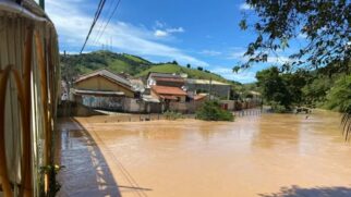Segundo dados da Defesa Civil na época, o nível do rio subiu aproximadamente 15 metros