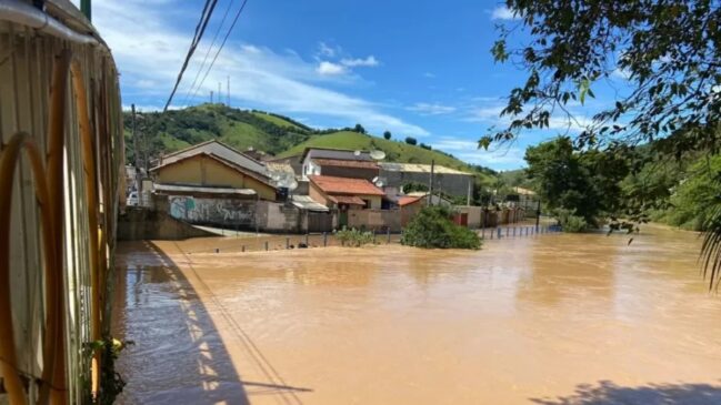 Segundo dados da Defesa Civil na época, o nível do rio subiu aproximadamente 15 metros