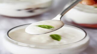 O iogurte pode contribuir para regular a flora intestinal