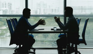 Embora muitas vezes vistas como algo negativo, as discussões, quando bem conduzidas, têm papel fundamental no fortalecimento das relações pessoais e profissionais