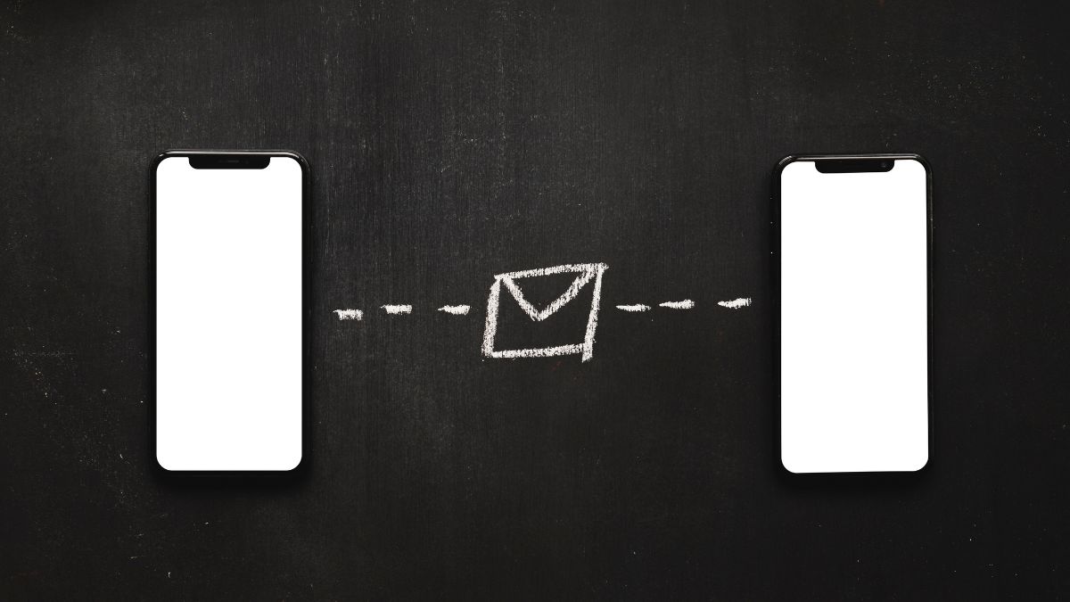 Hoje, o serviço é usado para comunicações pontuais entre empresas e clientes, como transportadoras que enviam mensagens SMS para atualizar o consumidor sobre o status de entrega de uma encomenda / Freepik