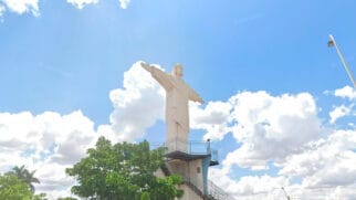 O Cristo Redentor de Itápolis tem cerca de 38 metros de altura