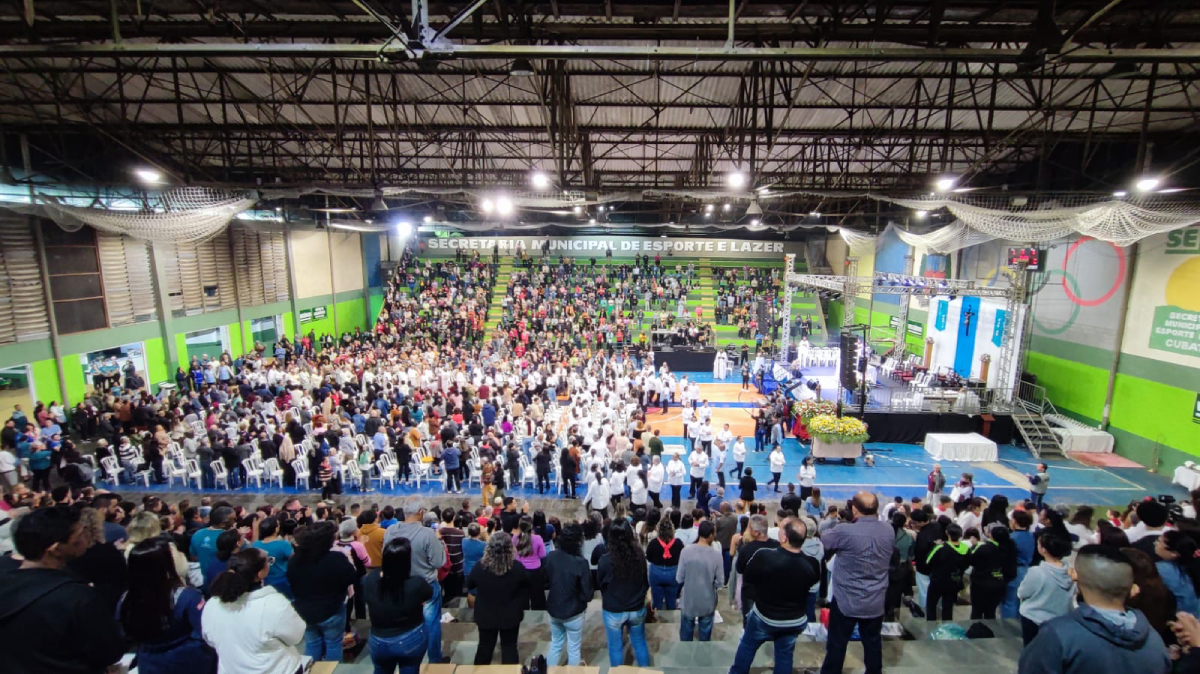 A caminhada terminou no Centro Esportivo Romerão, que se transformou em palco da Missa Solene
